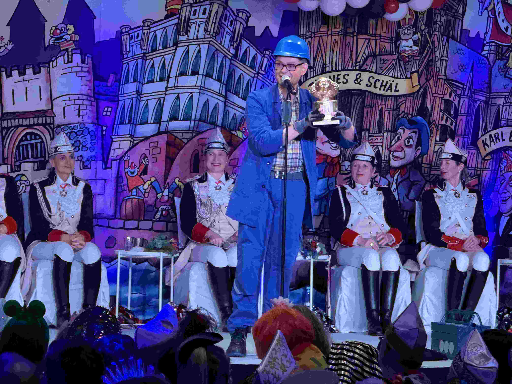 Handwerker Peters erhält den Preis als bester neuer Redner im Kölner Karneval'