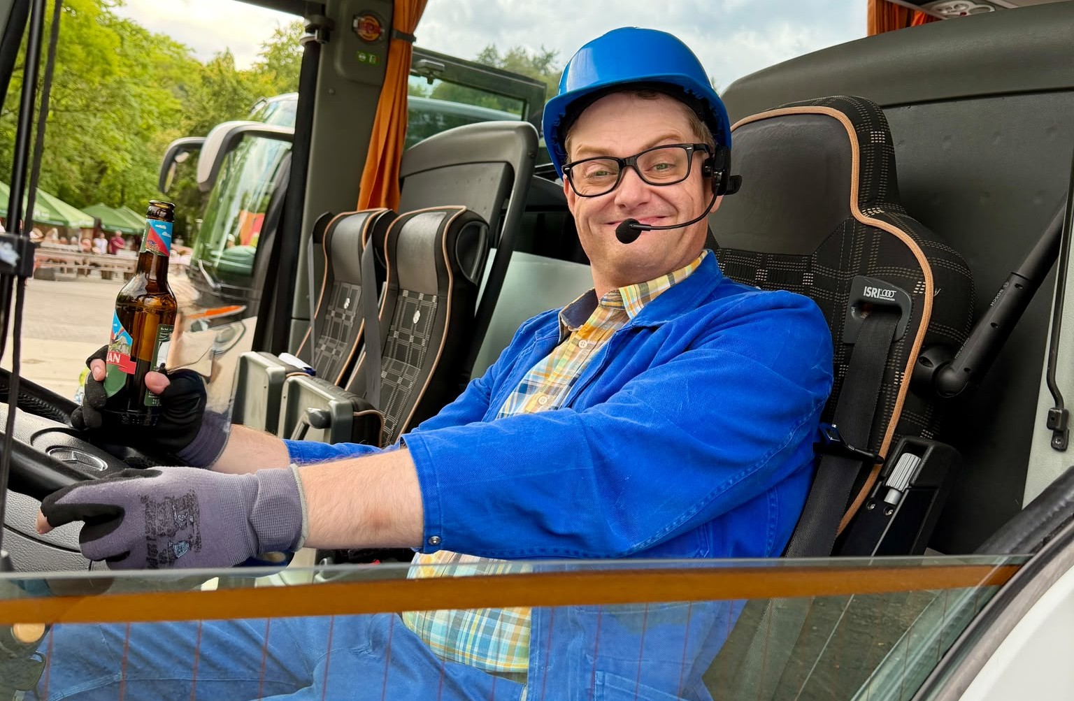 Handwerker Peters als Busfahrer bei der Eifelfahrt