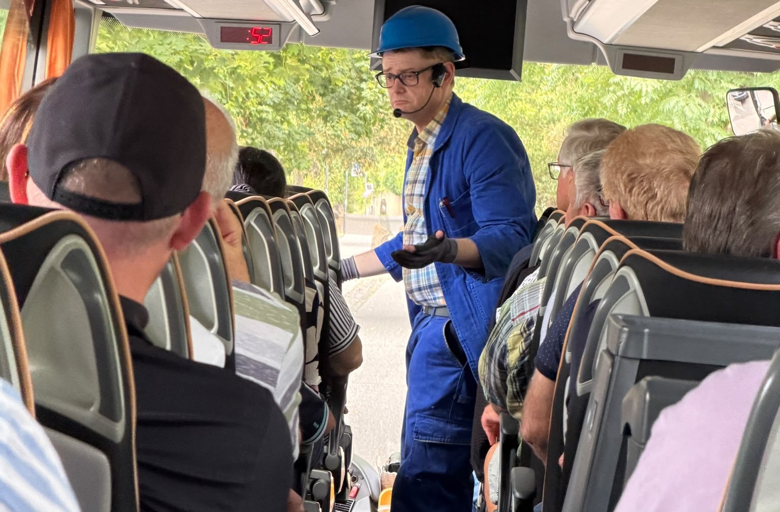 Handwerker Peters als Reiseleiter im Eifel-Bus
