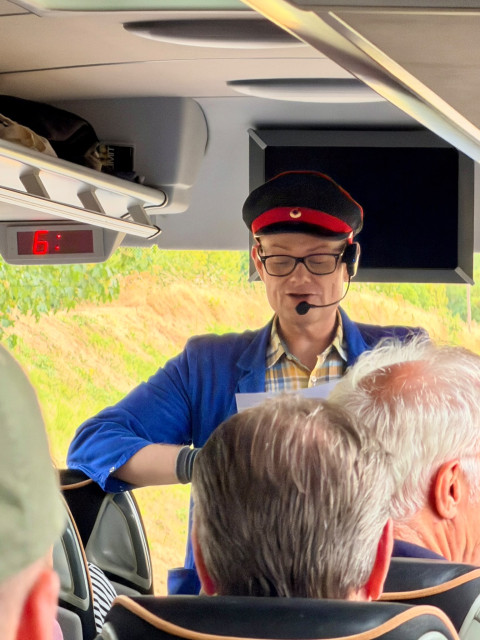 Handwerker Peters während der Eifelfahrt als Schaffner - Nach zehn Jahren: Die finale Eifelfahrt ist gefahren (Photo 3)