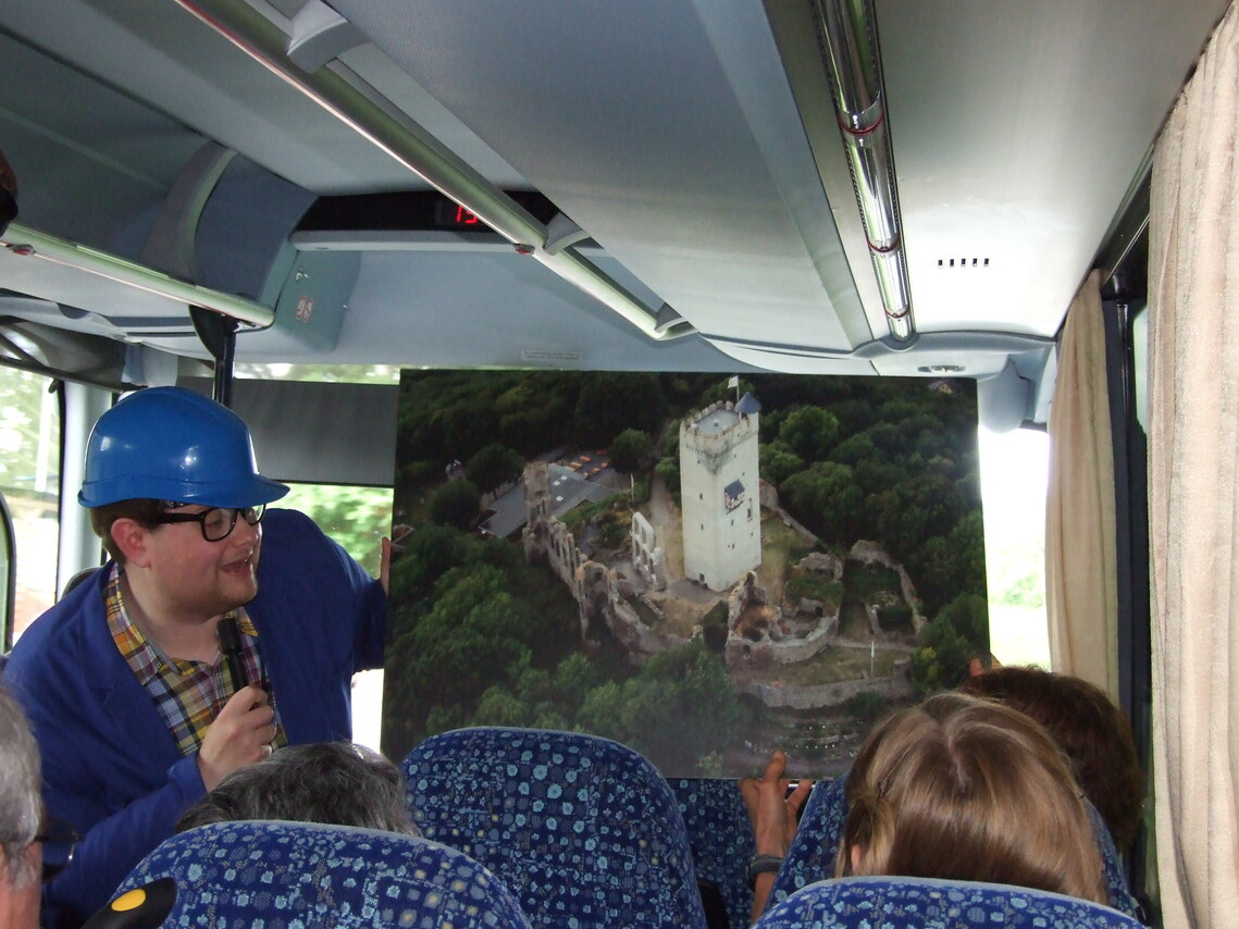 Handwerker Peters erklärt die Burg Olbrück im Brohlta