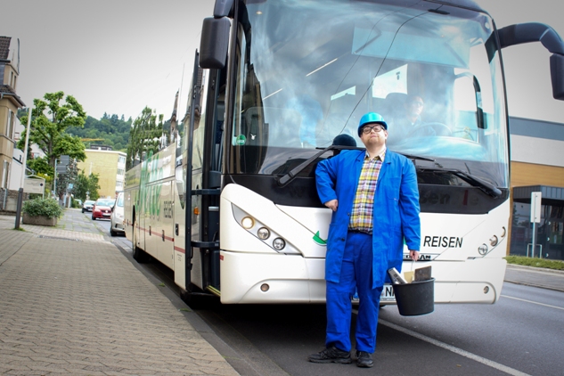 Handwerker Peters vor Bus der Eifelfahrt