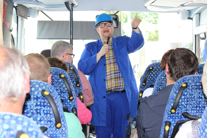 Handwerker Peters als Reiseleiter bei der Eifelfahrt