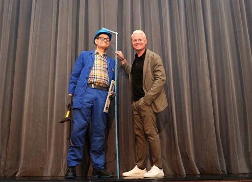 Guido Cantz und Handwerker Peters auf der Bühne im Millowitsch-Theater in Köln