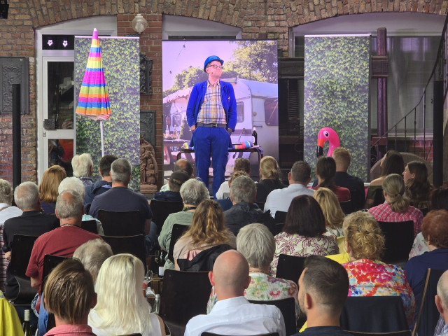Handwerker Peters auf der Comedy-Bühne im Weingut Bornheim - Ausverkaufte Sommer-Tour mit All-inclusive für Lachmuskeln (Photo 1)