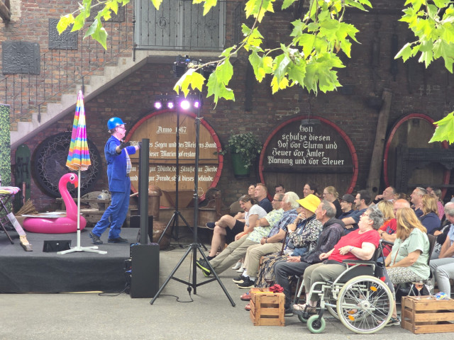 Handwerker Peters begeistert den ausverkauften Saal mit allen Generationen - Ausverkaufte Sommer-Tour mit All-inclusive für Lachmuskeln (Photo 2)