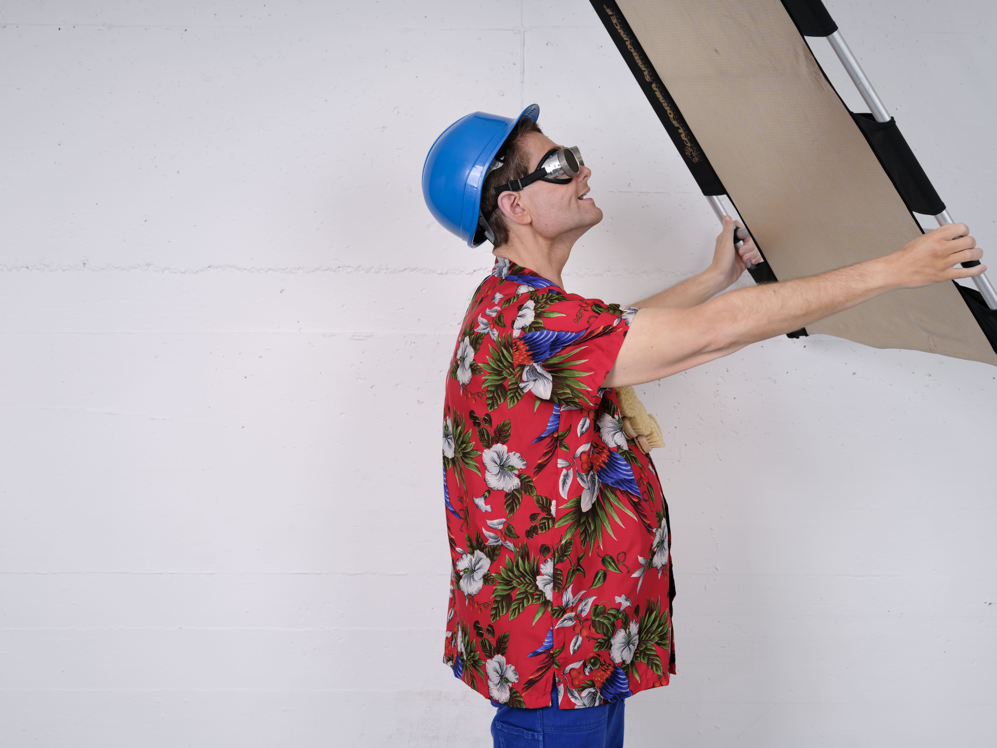 Handwerker Peters sonnt sich im Hawaii-Hemd