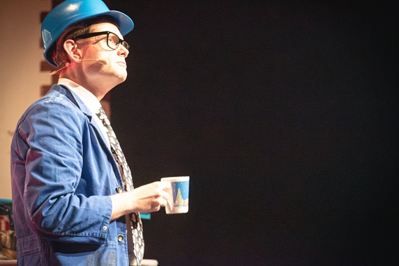Handwerker Peters mit Weihnachts-Tasse