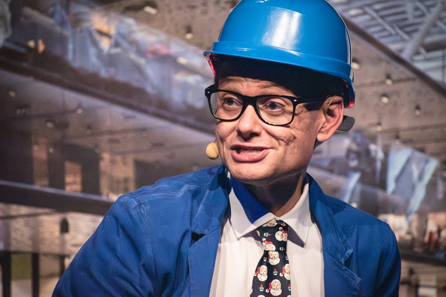 Handwerker Peters mit Weihnachts-Tasse