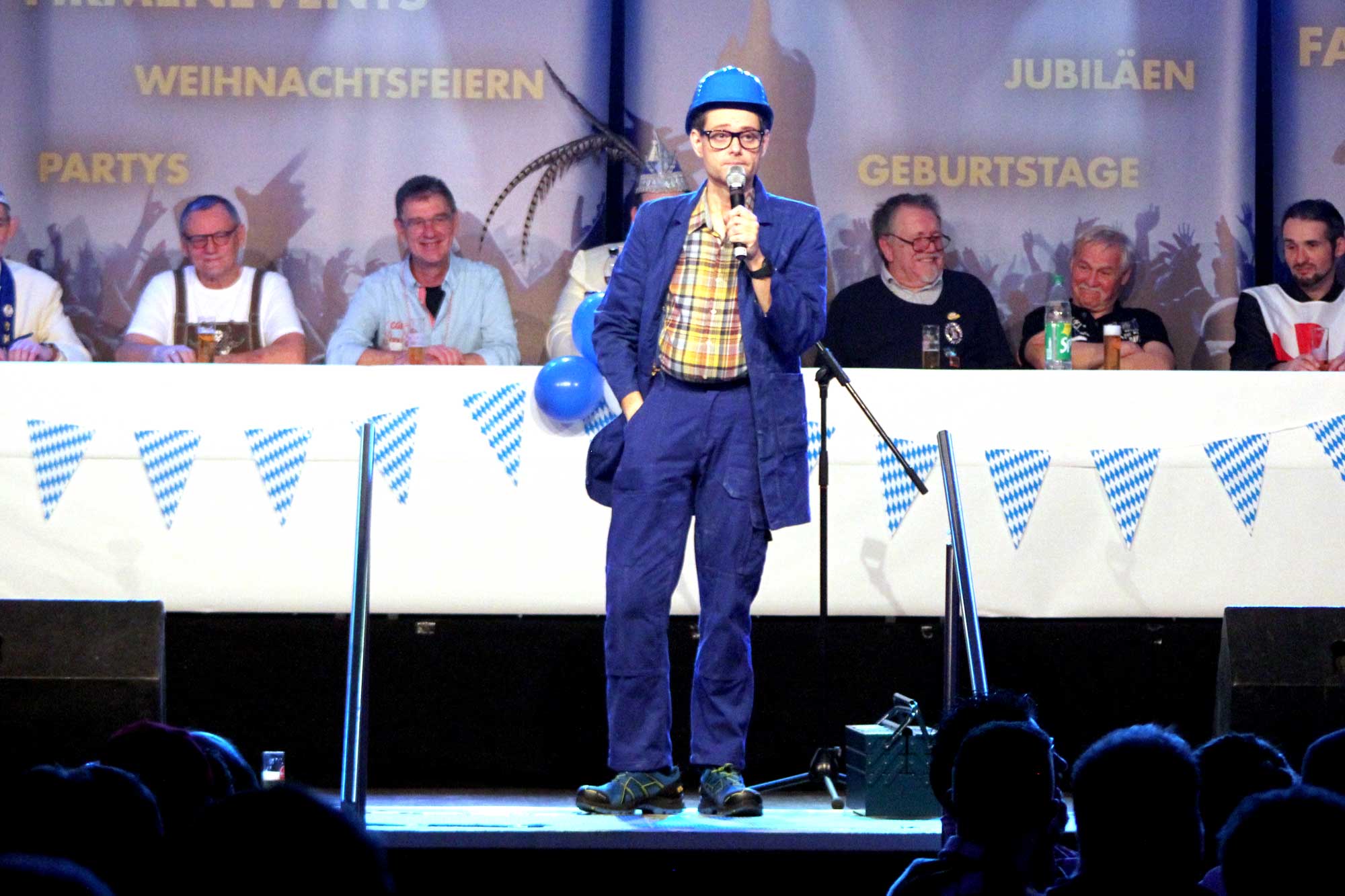 Handwerker Peters auf Event-Bühne mit Elferrat_