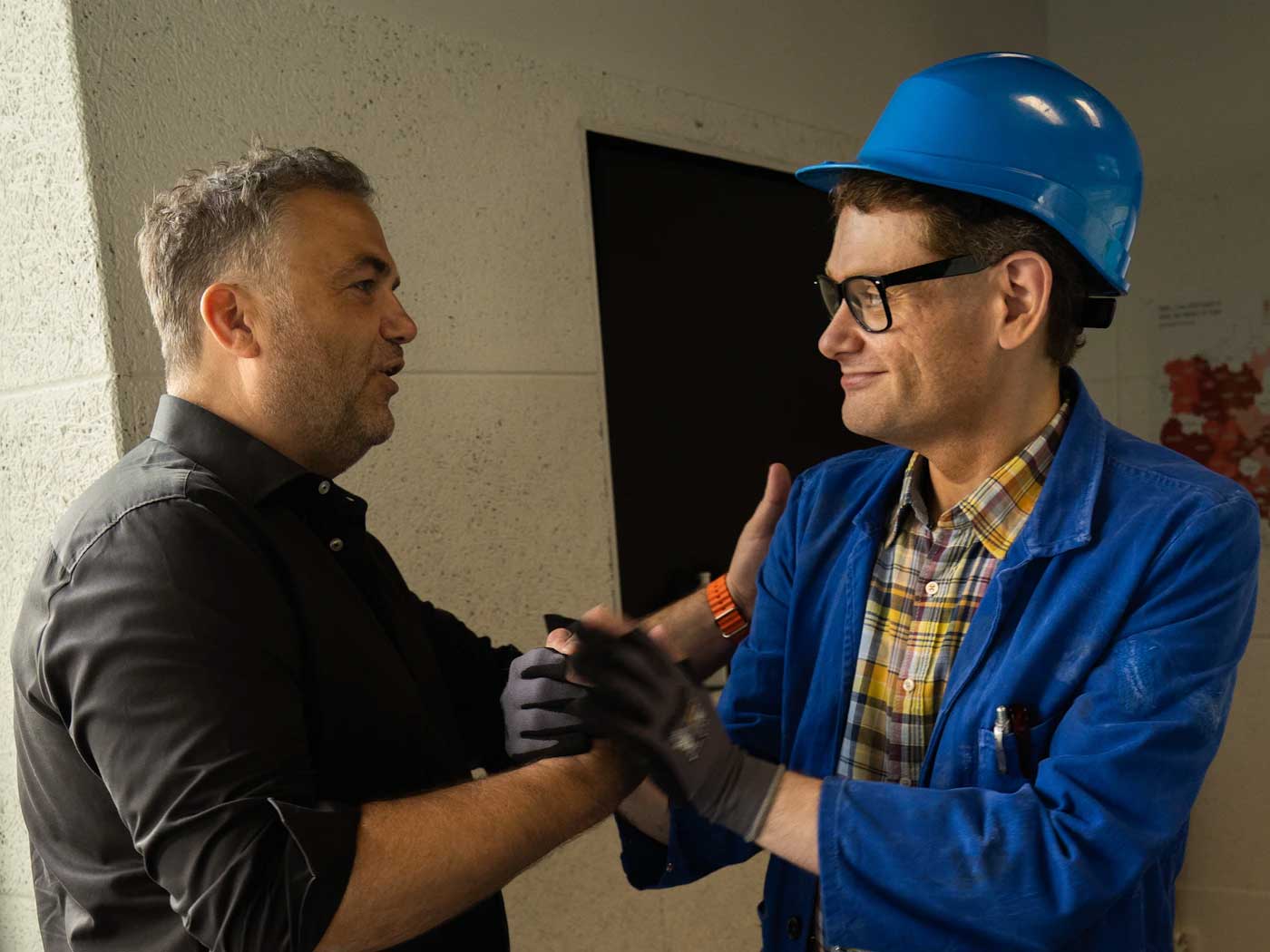 Handwerker Peters im RPR1-Studio mit Moderator Andreas Kunze beim Handshake