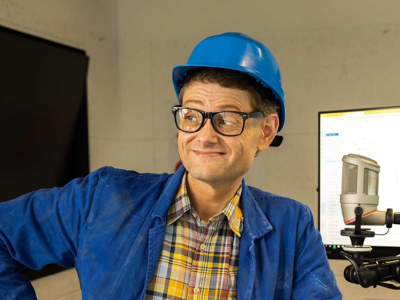 Handwerker Peters im Studio vor dem RPR1-Mikrofon
