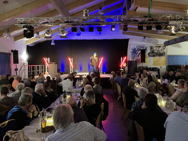 Jubiläum Möbelhaus | Ehrung Küchenmonteure | In Firmenjacke des Hauses, Sketch-Setting: HP bewirbt sich als neuer Küchenmonteur - Gala (Photo 7)